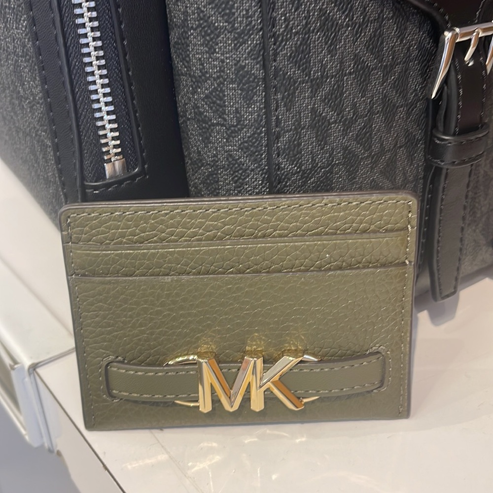 MICHAEL KORS
Reed Large Pebbled Leather Card Holder Case Wallet
COLOR: OLIVE
NWT - Picture 14 of 16